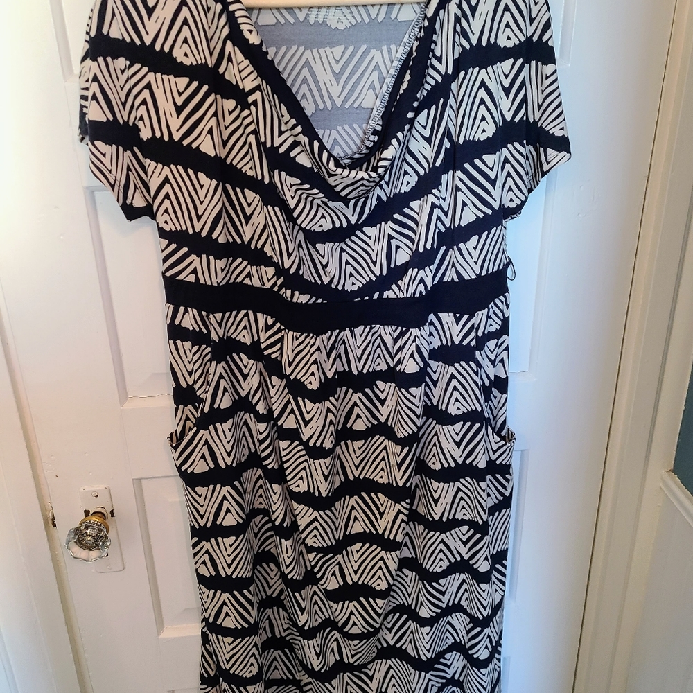 Short sleeved maternity dress